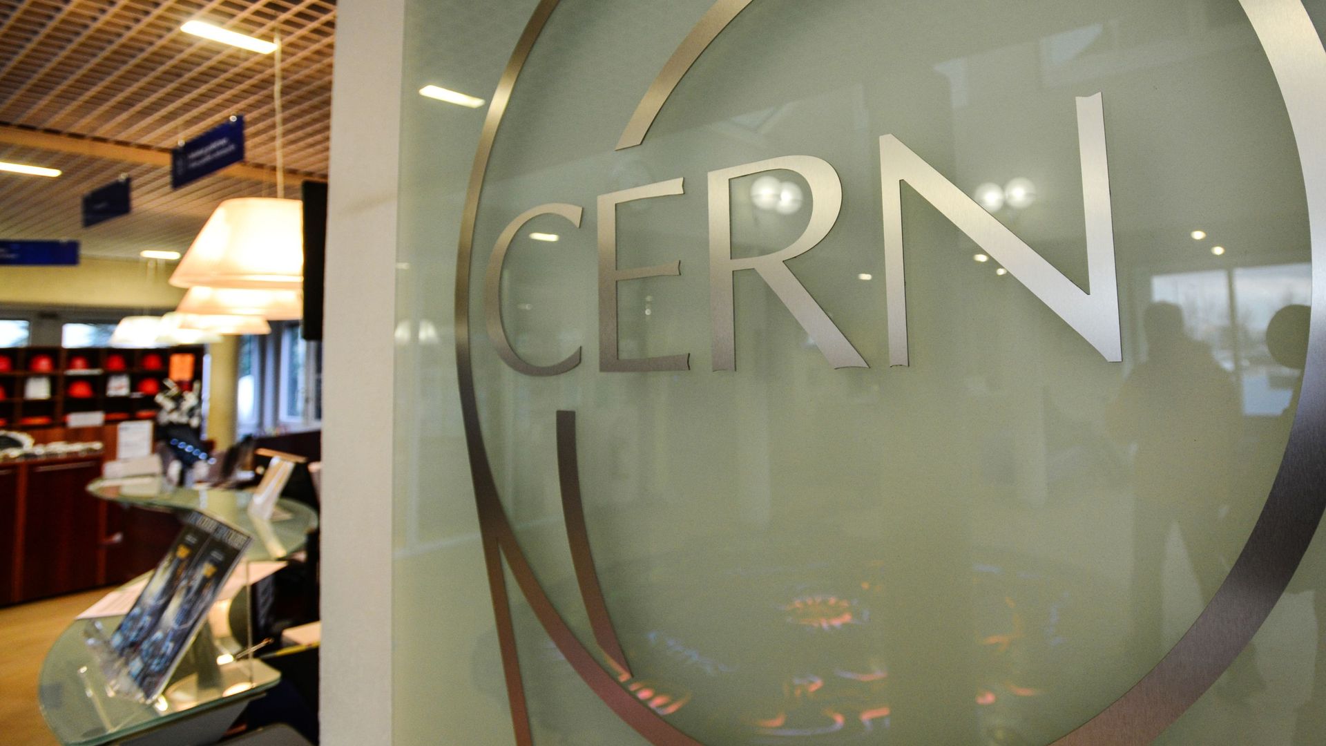 Табличка в фойе Европейской организации по ядерным исследованиям (CERN) в Женеве Табличка в фойе Европейской организации по ядерным исследованиям (CERN) в Женеве - РИА Новости, 1920, 08.06.2024