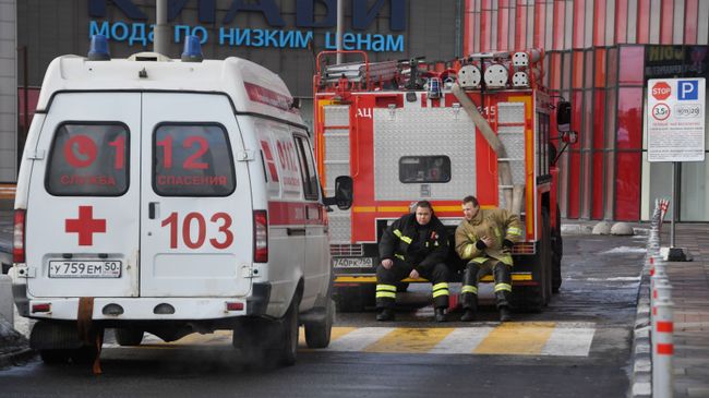 Автомобили пожарной службы и скорой помощи рядом с торговым центром Красный кит в Мытищах. 5 февраля 2019 Автомобили пожарной службы и скорой помощи рядом с торговым центром Красный кит в Мытищах. 5 февраля 2019