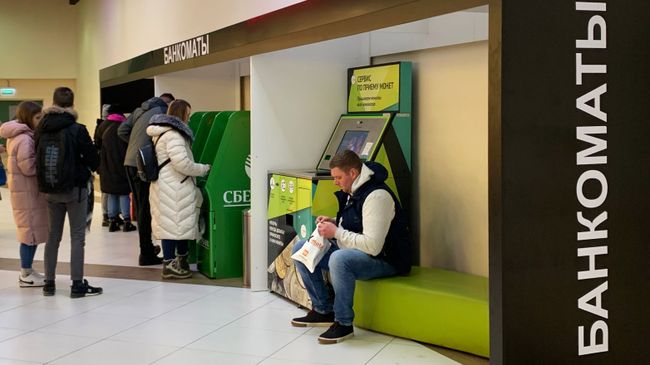 Клиенты у банкоматов Сбербанка Клиенты у банкоматов Сбербанка