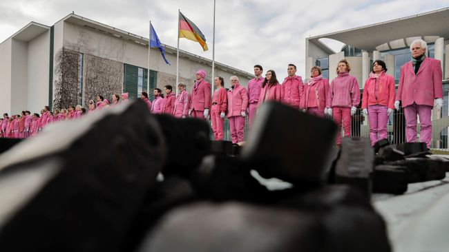 Акция протеста активистов экологической организации Greenpeace у здания правительства в Берлине Акция протеста активистов экологической организации Greenpeace у здания правительства в Берлине