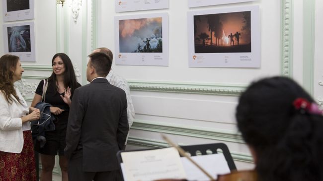 Посетители на открытии выставки работ победителей Международного конкурса фотожурналистики имени Андрея Стенина в Буэнос-Айресе