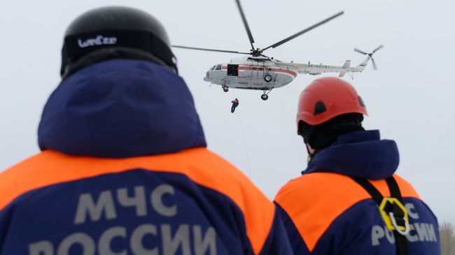 Самолет Ми-8 и спасатели МЧС РФ Самолет Ми-8 и спасатели МЧС РФ
