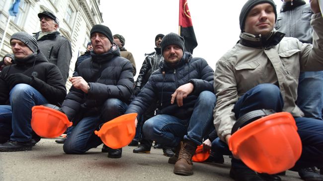 Шахтеры на акции протеста во Львове против задержек заработной платы Шахтеры на акции протеста во Львове против задержек заработной платы