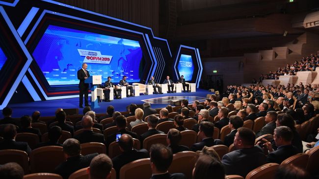 Президент РФ Владимир Путин выступает на форуме Деловая Россия Президент РФ Владимир Путин выступает на форуме Деловая Россия