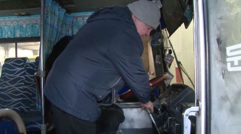 Подполковник МВД в отставке Сергей Кузьмин демонстрирует свои действия в автобусе Подполковник МВД в отставке Сергей Кузьмин демонстрирует свои действия в автобусе