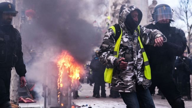 Столкновения участников с полицией во время акции протеста желтых жилетов