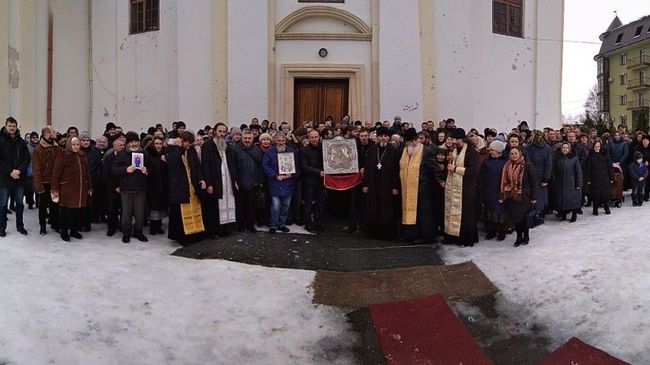 Община УПЦ в поселке Богородчаны возле опечатанного Свято-Николаевского храма. 3 февраля 2019 года Община УПЦ в поселке Богородчаны возле опечатанного Свято-Николаевского храма. 3 февраля 2019 года