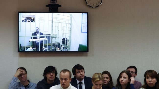Онлайн-трансляция в Московском городском суде, где идет заседание по рассмотрению жалобы на арест сенатор Рауфа Арашукова. 7 февраля 2019 Онлайн-трансляция в Московском городском суде, где идет заседание по рассмотрению жалобы на арест сенатор Рауфа Арашукова. 7 февраля 2019