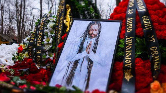 Могила рэпера Децла (Кирилла Толмацкого) на Пятницком кладбище Москвы Могила рэпера Децла (Кирилла Толмацкого) на Пятницком кладбище Москвы