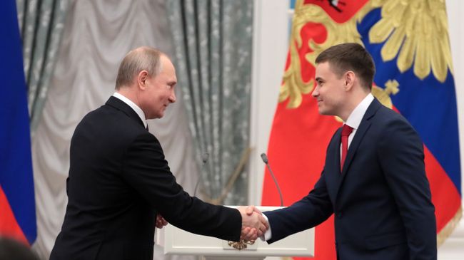 Президент РФ Владимир Путин и научный сотрудник Института оптики атмосферы имени Зуева Сибирского отделения РАН Евгений Горлов на церемонии вручения премий президента в области науки и инноваций для молодых ученых Президент РФ Владимир Путин и научный сотрудник Института оптики атмосферы имени Зуева Сибирского отделения РАН Евгений Горлов на церемонии вручения премий президента в области науки и инноваций для молодых ученых