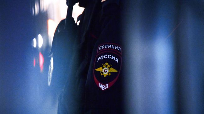 Эмблема на форме сотрудника полиции Эмблема на форме сотрудника полиции