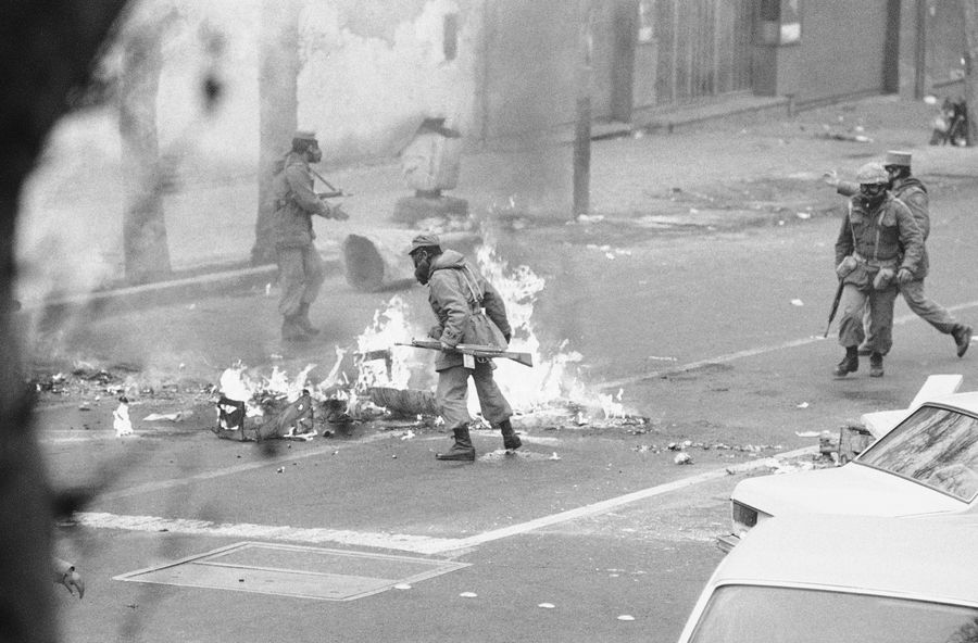 Солдаты тушат баррикады в Тегеране, Иран. 29 декабря 1978 Солдаты тушат баррикады в Тегеране, Иран. 29 декабря 1978