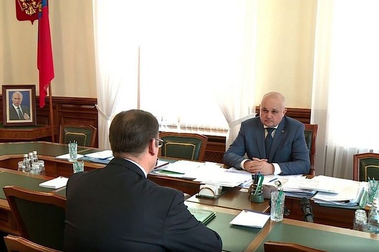 Уполномоченный по правам ребенка Дмитрий Кислицын во время рабочей встречи с губернатором Кемеровской области Сергеем Цивилевым. 06 Февраля 2019 Уполномоченный по правам ребенка Дмитрий Кислицын во время рабочей встречи с губернатором Кемеровской области Сергеем Цивилевым. 06 Февраля 2019