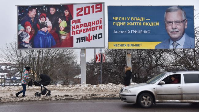 Агитационные плакаты кандидатов в президенты Украины Олега Ляшко и Анатолия Гриценко на одной из улиц Львова Агитационные плакаты кандидатов в президенты Украины Олега Ляшко и Анатолия Гриценко на одной из улиц Львова