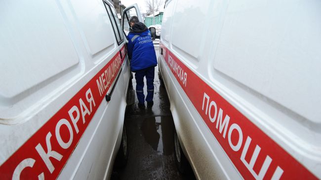 Медик около автомобилей скорой медицинской помощи Медик около автомобилей скорой медицинской помощи