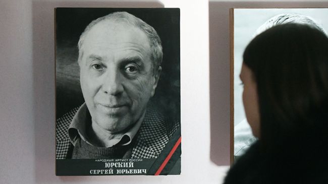 Портрет Серея Юрского в холле театра имени Моссовета Портрет Серея Юрского в холле театра имени Моссовета