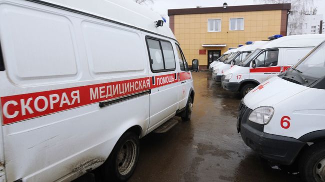 Автомобили скорой медицинской помощи на стоянке Автомобили скорой медицинской помощи на стоянке