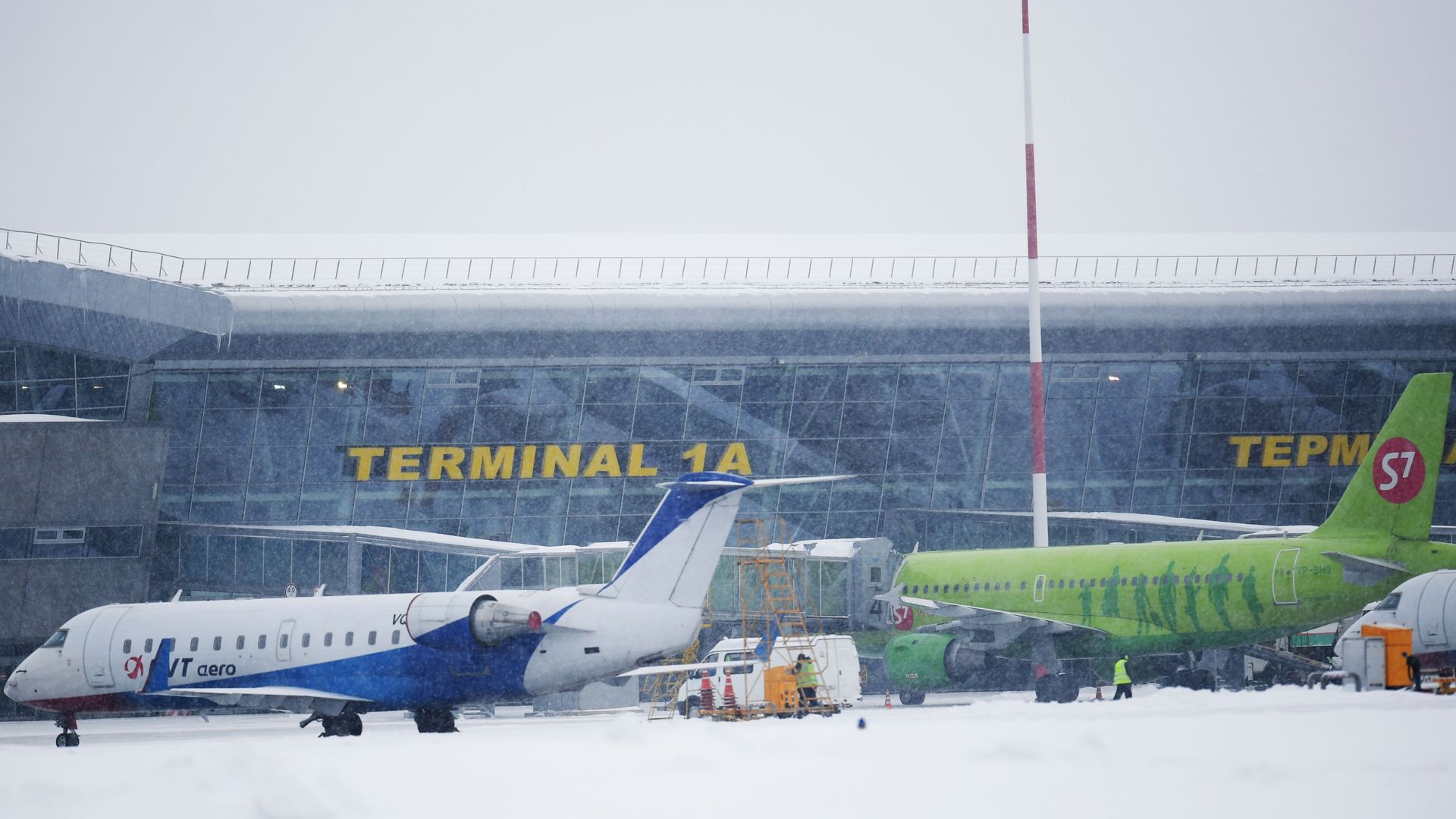 Самолеты авиакомпаний ЮВТ Аэро и S7 Airlines в международном аэропорту Казани - РИА Новости, 1920, 28.12.2024