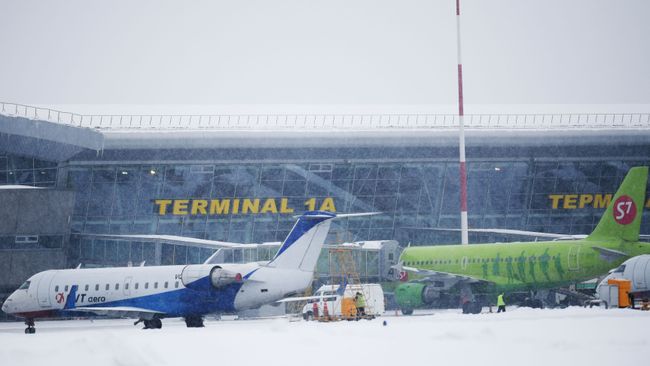 Самолеты авиакомпаний ЮВТ Аэро и S7 Airlines в международном аэропорту Казани