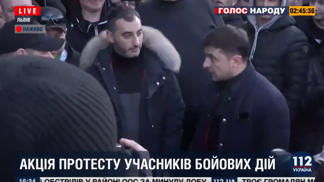 Зеленский пообщался с протестующими во Львове Зеленский пообщался с протестующими во Львове