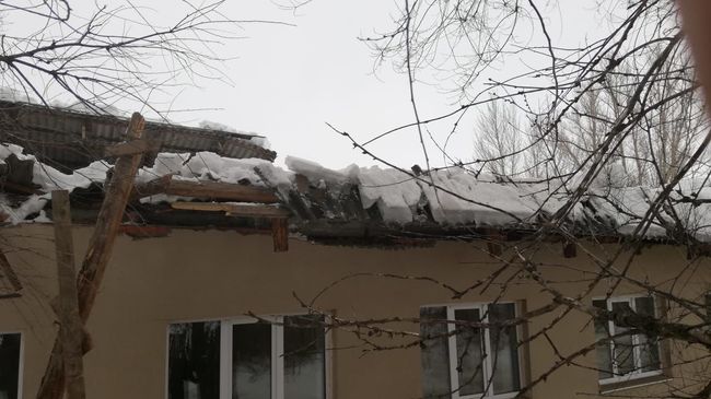 Кровля фельдшерского пункта под Саратовом обрушилась из-за снега Кровля фельдшерского пункта под Саратовом обрушилась из-за снега