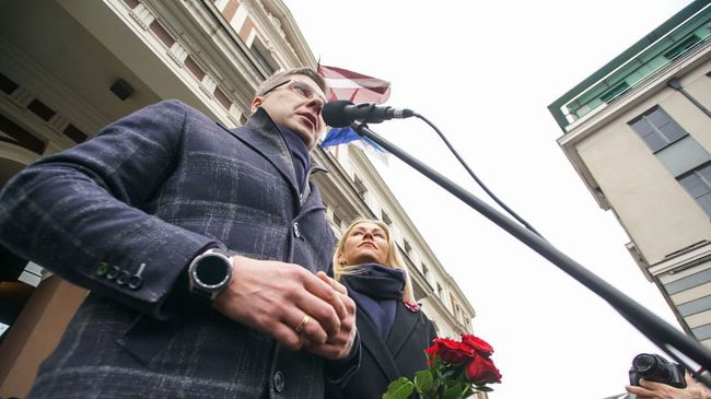 Мэр Риги Нил Ушаков выступает на митинге на Ратушной площади. 9 февраля 2019 Мэр Риги Нил Ушаков выступает на митинге на Ратушной площади. 9 февраля 2019