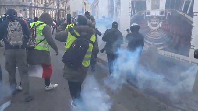 Кадры с акции протеста желтых жилетов в Париже