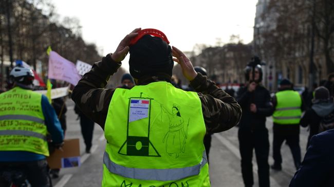 Участники акции протеста жёлтых жилетов в Париже. 9 февраля 2019 Участники акции протеста жёлтых жилетов в Париже. 9 февраля 2019