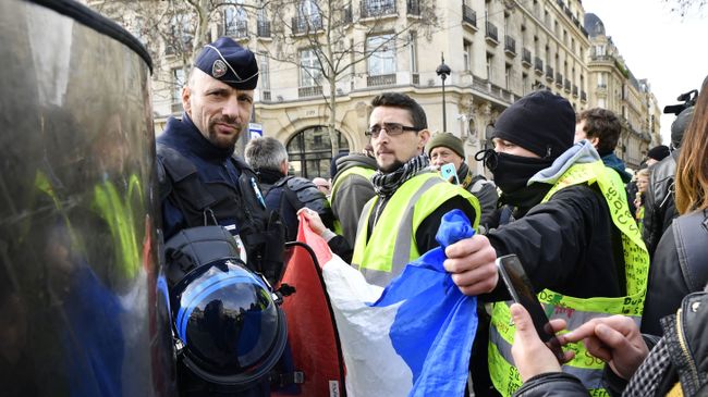 Акция протеста жёлтых жилетов во Франции. 9 февраля 2019 Акция протеста жёлтых жилетов во Франции. 9 февраля 2019