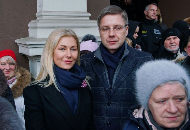 Мэр Риги Нил Ушаков с супругой Иветой на митинге в свою поддержку на Ратушной площади латвийской столицы Мэр Риги Нил Ушаков с супругой Иветой на митинге в свою поддержку на Ратушной площади латвийской столицы