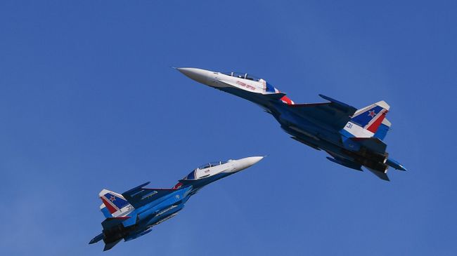 Пилотажная группа Русские витязи на многоцелевых истребителях Су-30СМ Пилотажная группа Русские витязи на многоцелевых истребителях Су-30СМ