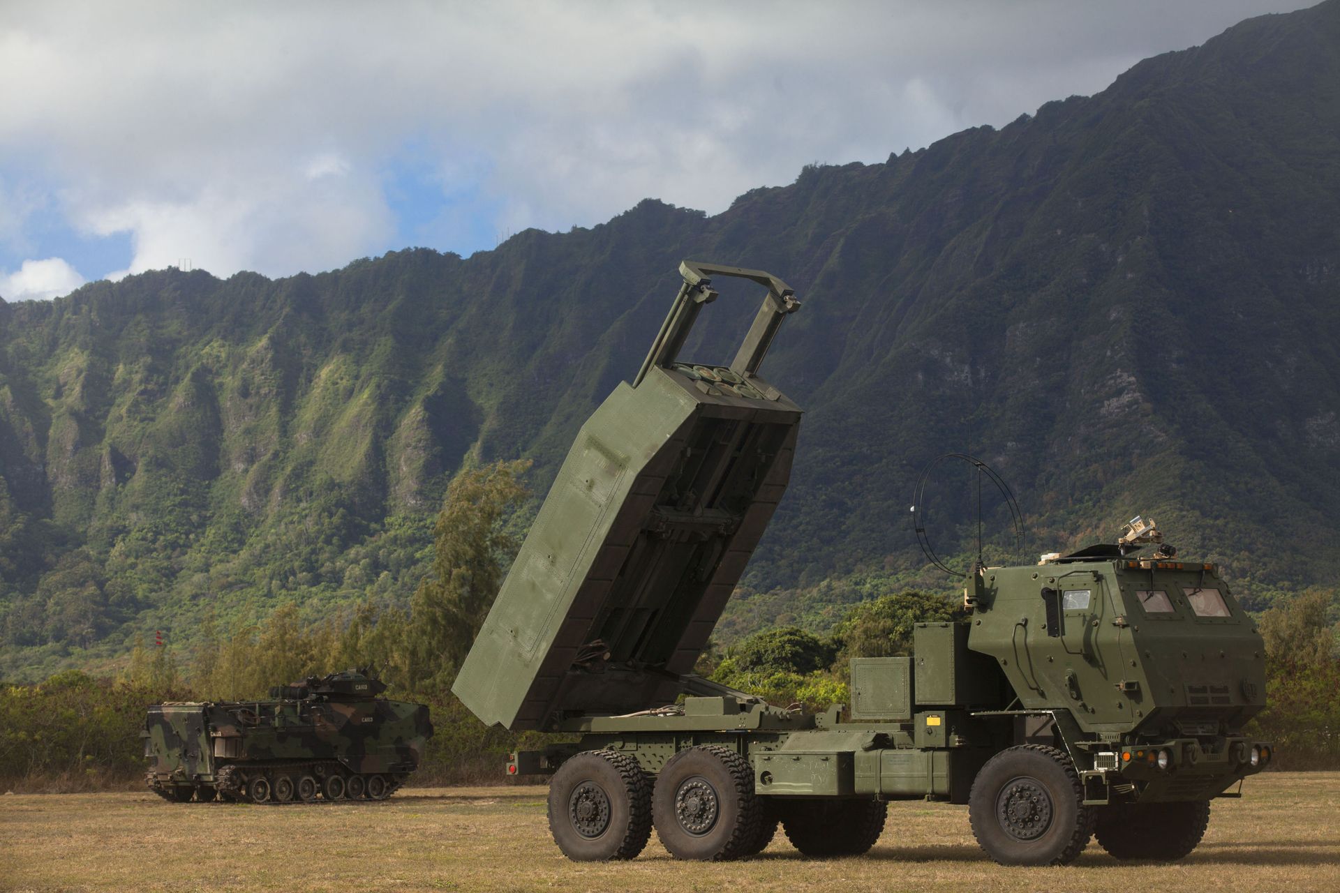 Реактивная система залпового огня на колёсном шасси HIMARS Реактивная система залпового огня на колёсном шасси HIMARS - РИА Новости, 1920, 12.03.2021