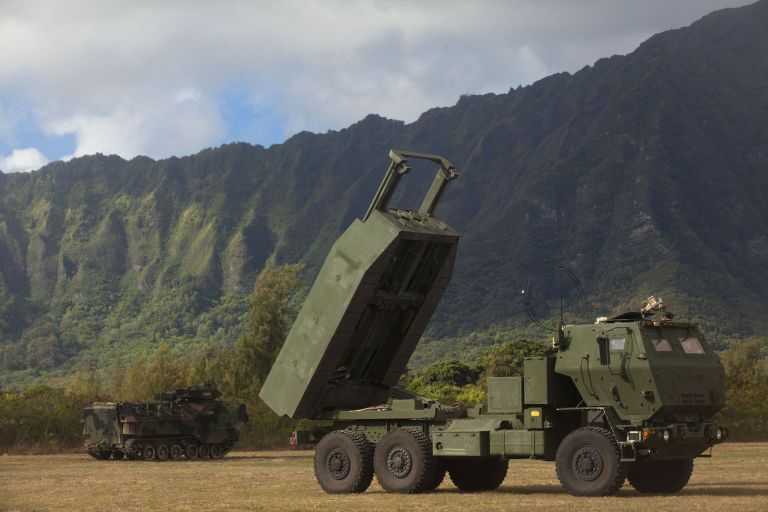 Реактивная система залпового огня на колёсном шасси  HIMARS