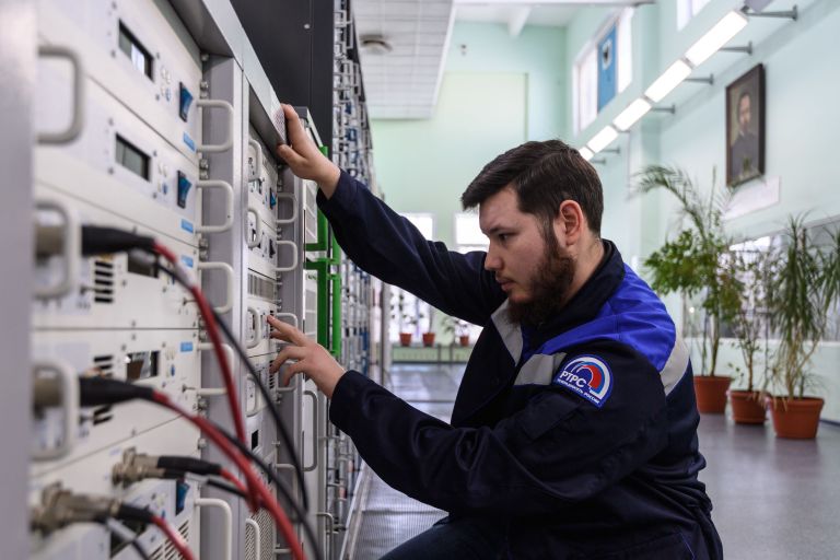 Инженер в аппаратной Тульского областного радиотелевизионного передающего центра Инженер в аппаратной Тульского областного радиотелевизионного передающего центра