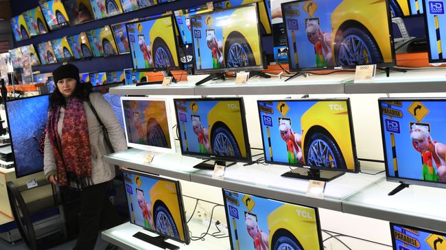 Телевизоры в магазине электроники