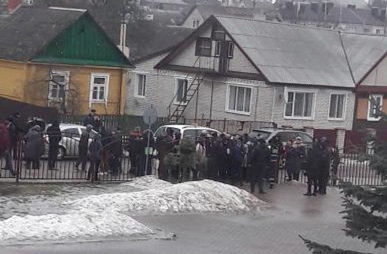 Обстановка у школы в городе Столбцы, где произошло убийство Обстановка у школы в городе Столбцы, где произошло убийство