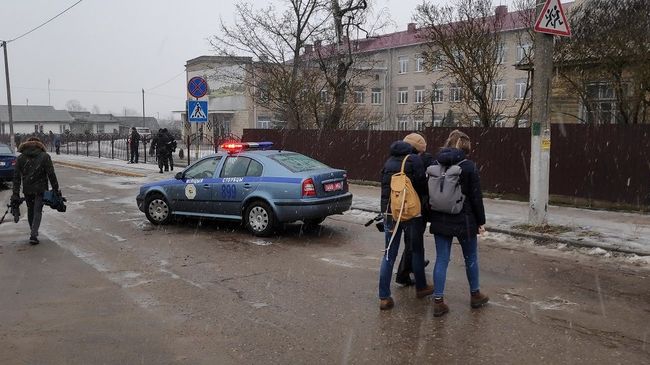 Автомобиль полиции у школа в Столбцах, где произошло нападение Автомобиль полиции у школа в Столбцах, где произошло нападение