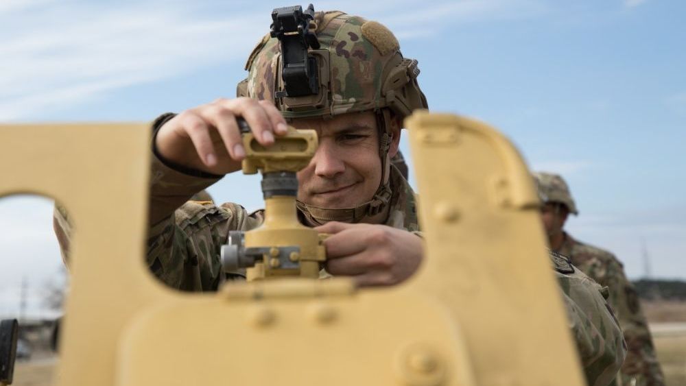 Американские военные тренируются стрелять из советской пушки Д-30 Американские военные тренируются стрелять из советской пушки Д-30 - РИА Новости, 1920, 12.02.2019