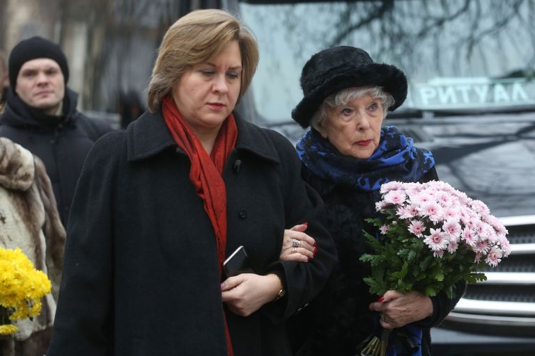 Актриса Вера Васильева с крестной дочерью Дарьей Милославской перед началом церемонии прощания с актером Сергеем Юрским у здания театра имени Моссовета Актриса Вера Васильева с крестной дочерью Дарьей Милославской перед началом церемонии прощания с актером Сергеем Юрским у здания театра имени Моссовета