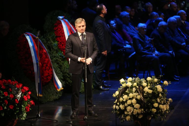 Руководитель Департамента культуры города Москвы Александр Кибовский на церемонии прощания с актером Сергеем Юрским в театре имени Моссовета Руководитель Департамента культуры города Москвы Александр Кибовский на церемонии прощания с актером Сергеем Юрским в театре имени Моссовета
