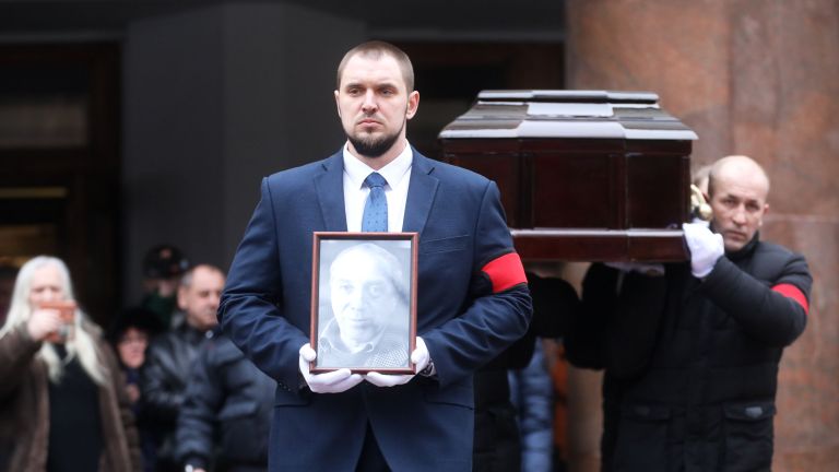 Вынос гроба с телом актера Сергея Юрского после церемонии прощания в театре имени Моссовета