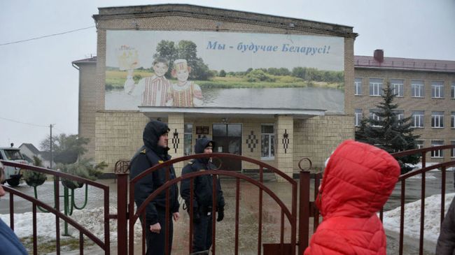 Здание школы в Столбцах, где произошло нападение Здание школы в Столбцах, где произошло нападение