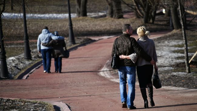 Отдыхающие в музее-заповеднике Царицыно в Москве Отдыхающие в музее-заповеднике Царицыно в Москве