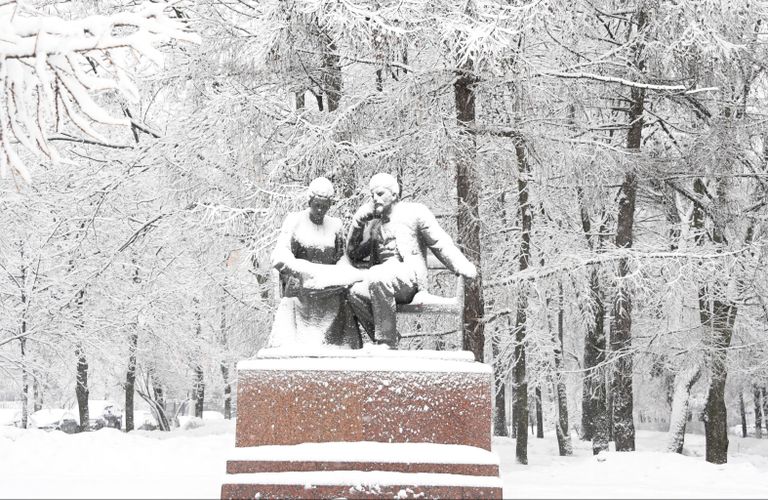 Заснеженный памятник В.И. Ленину и Н.К. Крупской на пересечении улицы Крупской и Ленинского проспекта в Москве Заснеженный памятник В.И. Ленину и Н.К. Крупской на пересечении улицы Крупской и Ленинского проспекта в Москве