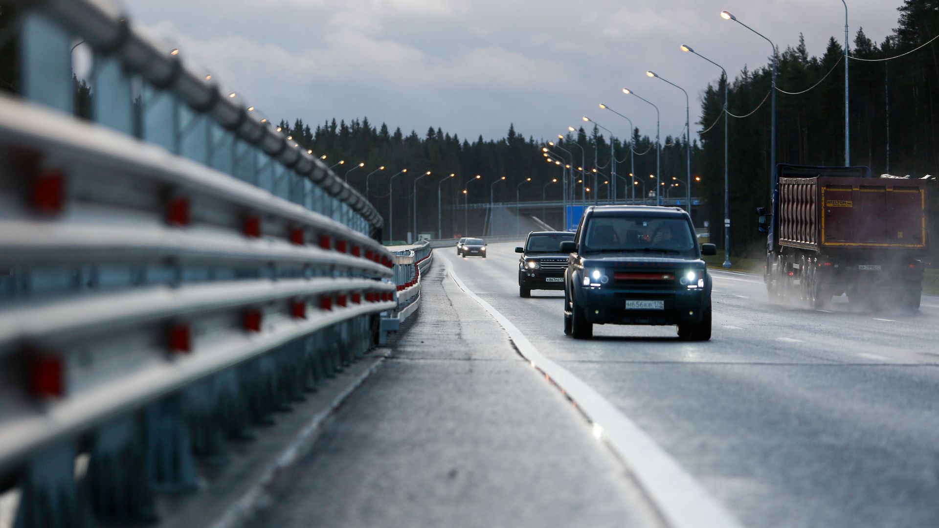 Автомобили на федеральной автомобильной дороге Автомобили на федеральной автомобильной дороге - РИА Новости, 1920, 24.11.2020