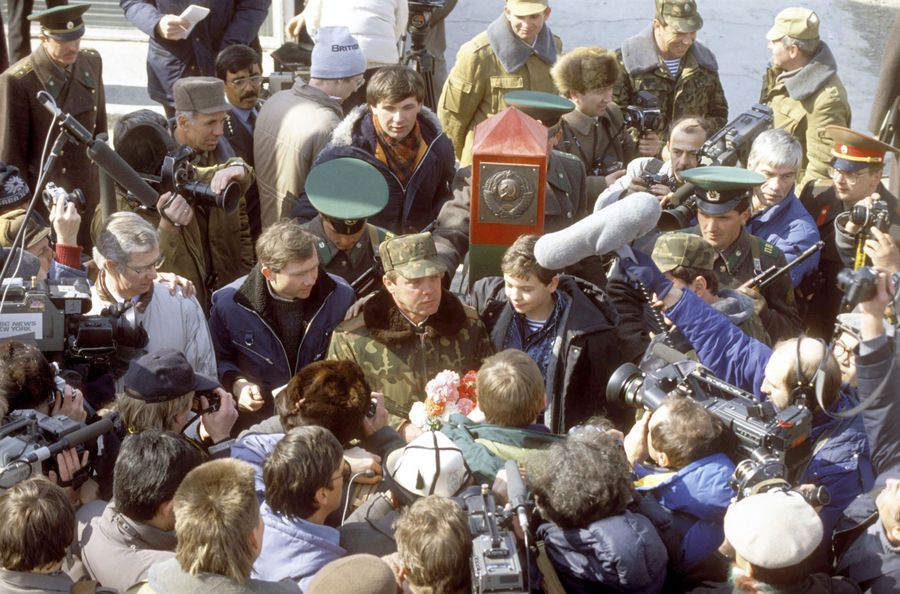 Герой Советского Союза, генерал-лейтенант Борис Громов после вывода советских частей и соединений из Афганистана, выполненного в соответствии с женевскими соглашениями, отвечает на вопросы журналистов в узбекском городе Термезе Герой Советского Союза, генерал-лейтенант Борис Громов после вывода советских частей и соединений из Афганистана, выполненного в соответствии с женевскими соглашениями, отвечает на вопросы журналистов в узбекском городе Термезе