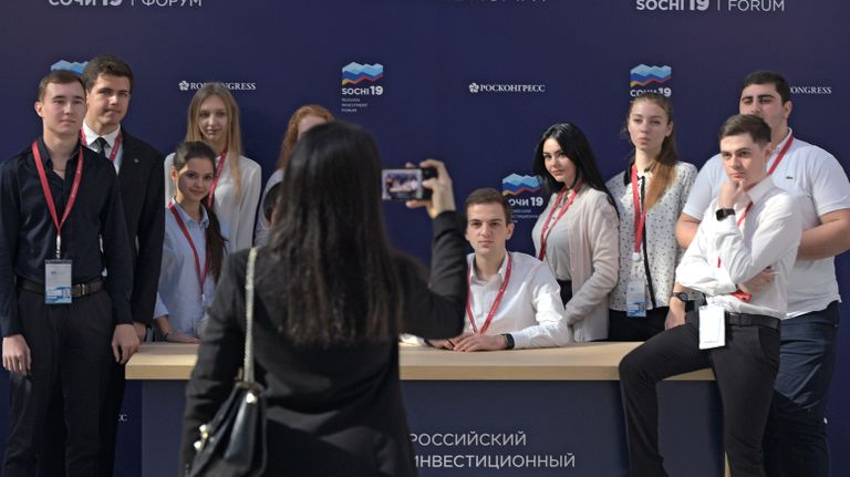 Волонтеры фотографируется у информационной стойки Российского инвестиционного форума в Сочи. 13 февраля 2019 Волонтеры фотографируется у информационной стойки Российского инвестиционного форума в Сочи. 13 февраля 2019