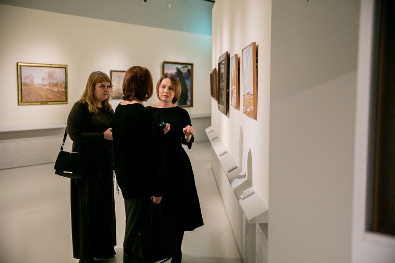 Посетители выставки в Музее русского импрессионизма в Москве. 13 февраля 2019