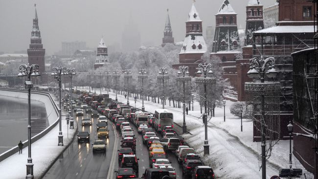 Автомобильное движение на Кремлевской набережной в Москве Автомобильное движение на Кремлевской набережной в Москве