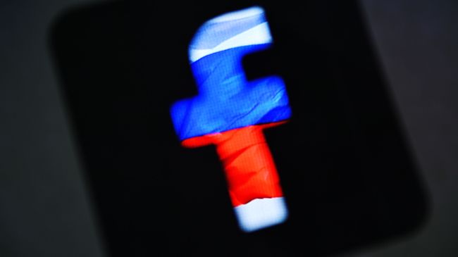 Логотип социальной сети Фейсбук на фоне российского флага Логотип социальной сети Фейсбук на фоне российского флага